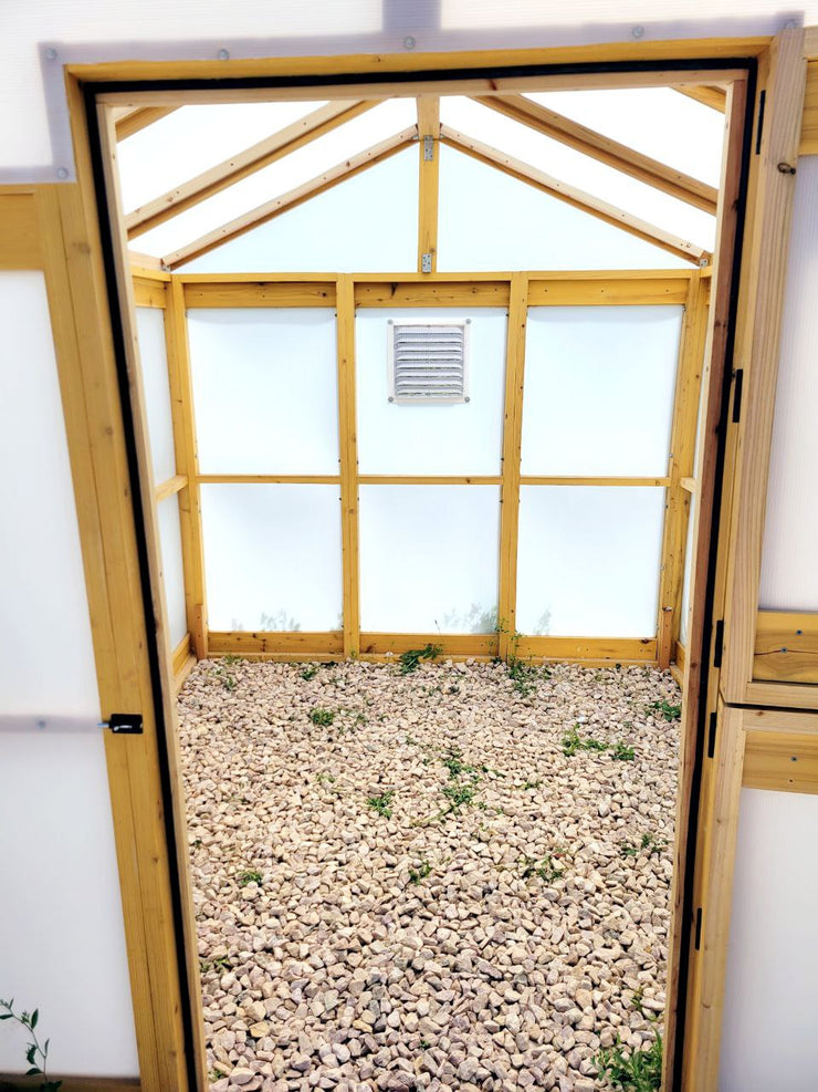 Easy-to-set-up greenhouse for gardening